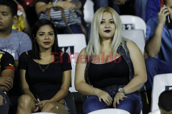 Bellas catrachas adornan el duelo Real España vs Olimpia en el estadio Morazán