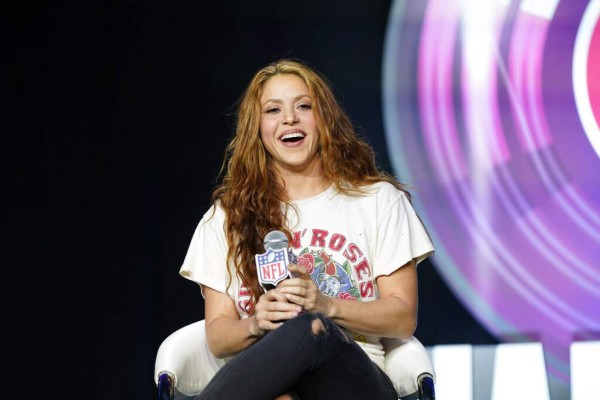 El criticado look de Shakira durante conferencia previo al Super Bowl