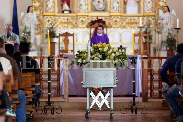 Imágenes dolorosas: Cantarranas entierra a estudiante asesinado por mareros