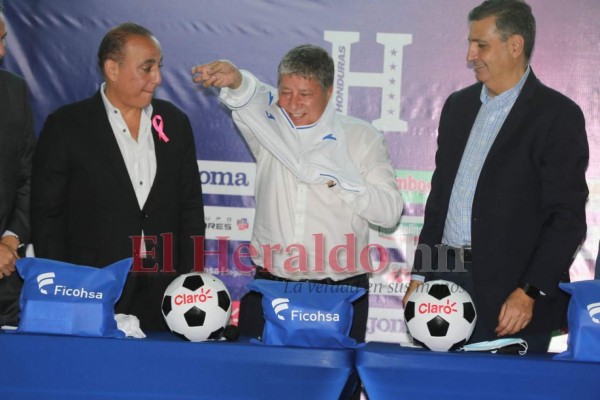 Sonrisas, promesas y preguntas: así fue la presentación de 'Bolillo' Gómez en Honduras