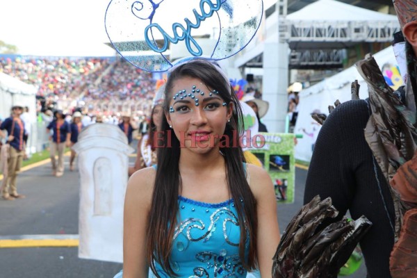 FOTO: Mujeres bellas invadieron el Estadio Nacional en las fiestas patrias 2017