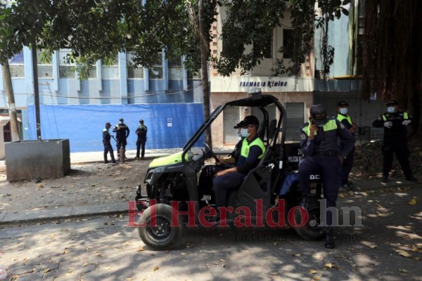 FOTOS: En la capital se resisten al encierro y salen en toque de queda