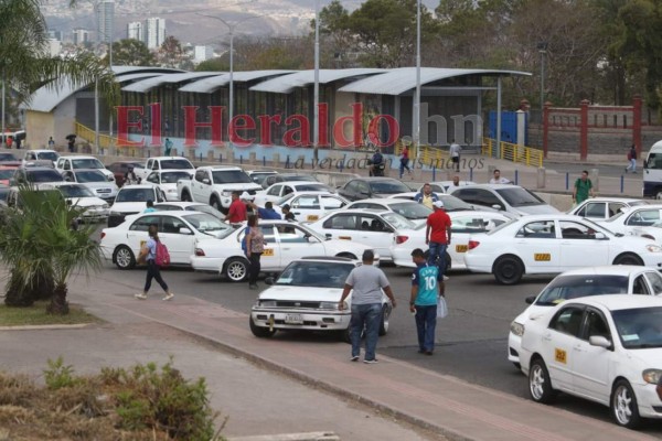 FOTOS: Colapsada, así permanece la capital durante paro de taxis