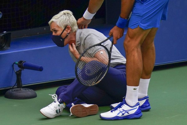 El momento en que Djokovic fue descalificado tras pelotazo contra jueza (FOTOS)