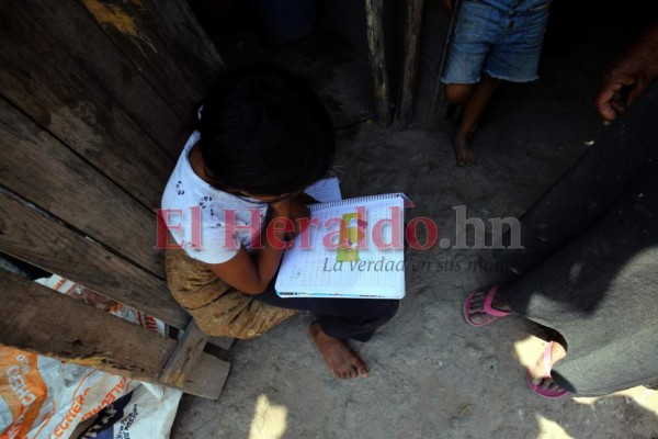 Sin internet ni aparatos tecnológicos: niños hondureños hundidos en la ignorancia