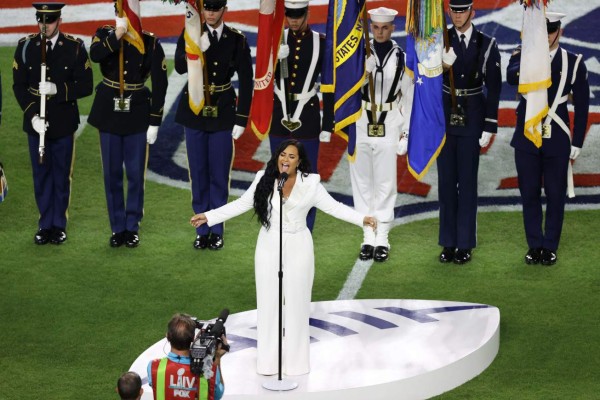 Emotiva interpretación de Demi Lovato del himno estadounidense en el Super Bowl