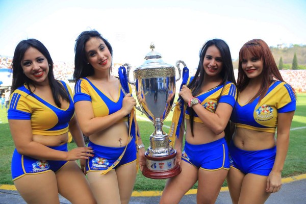 Hermosas chicas engalanan la final Olimpia - Real Sociedad