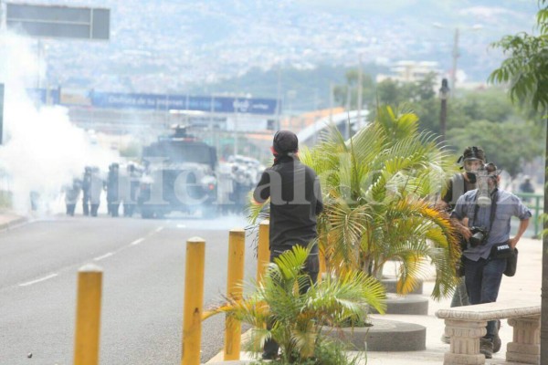 Las imágenes que no viste de la batalla campal entre el MEU y policías