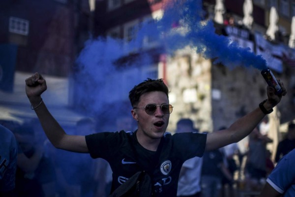 Como en los viejos tiempos: La afición vuelve al estadio para final de la Champions  