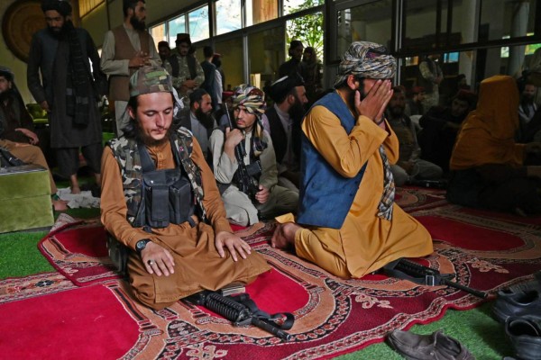 Entre lujos y armas, los talibanes se toman el palacio de su peor enemigo (FOTOS)