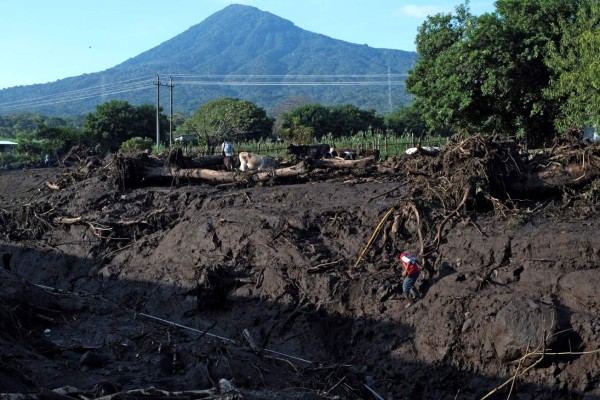 Las desgarradoras imágenes tras el mortífero deslave en El Salvador