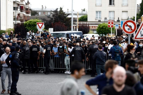 Algarabía y emoción tras llegada de Lionel Messi a París (FOTOS)