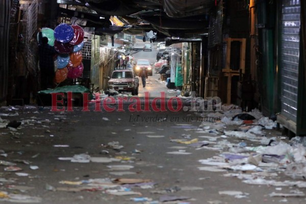 Hasta con maquinaria pesada sacaron basura de mercados capitalinos (FOTOS)