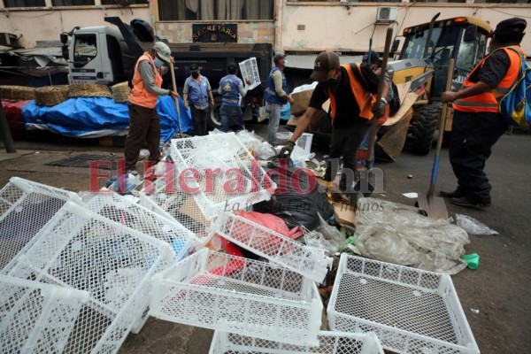 Hasta con maquinaria pesada sacaron basura de mercados capitalinos (FOTOS)