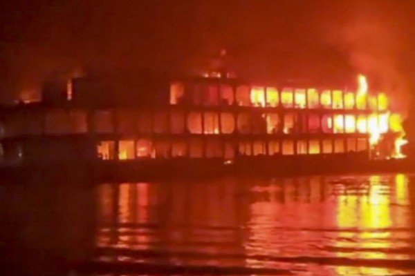 Las dolorosas imágenes tras el incendio que deja al menos 37 muertos en un ferry en Bangladés