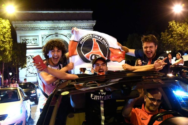 Fiesta y alegría: la celebración de los hinchas en París tras primera final del PSG (FOTOS)