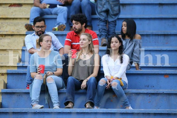 Duelo Olimpia vs. Alajuelense: Hondureñas desbordan belleza y sensualidad en el Nacional