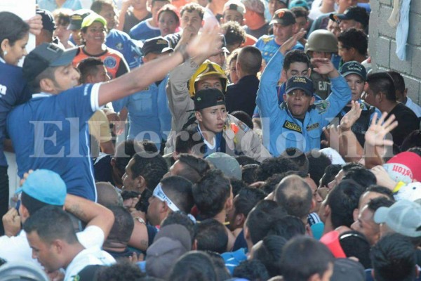 Fotos: Así ocurrió la mortal avalancha en el estadio Nacional durante la final del fútbol de Honduras