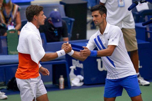 El momento en que Djokovic fue descalificado tras pelotazo contra jueza (FOTOS)