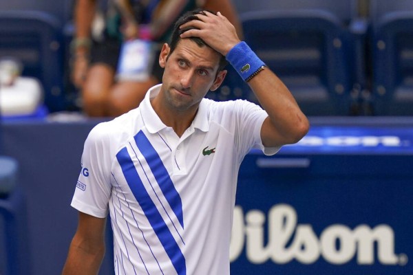 El momento en que Djokovic fue descalificado tras pelotazo contra jueza (FOTOS)