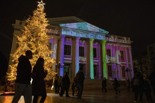 Coloridas luces tratan de darle algo de brillo a una Navidad que será muy distinta