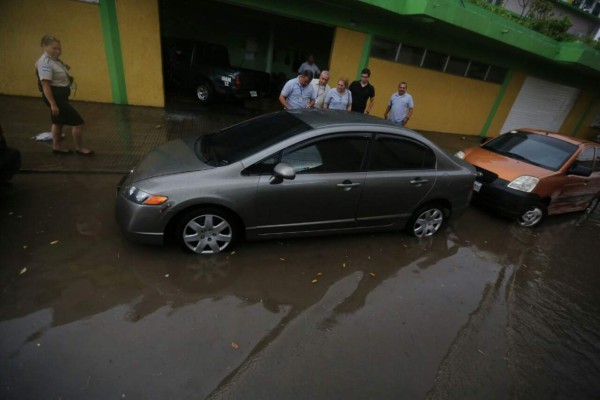 Fotos: Fuertes lluvias azotaron calles y avenidas de la capital de Honduras