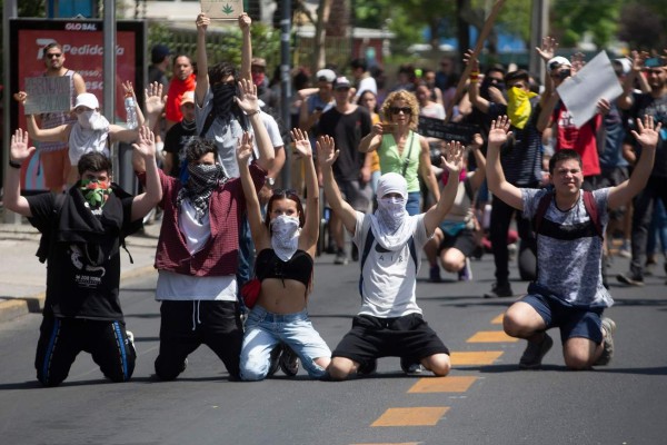 FOTOS: Miles marchan en quinta jornada de protestas en Chile