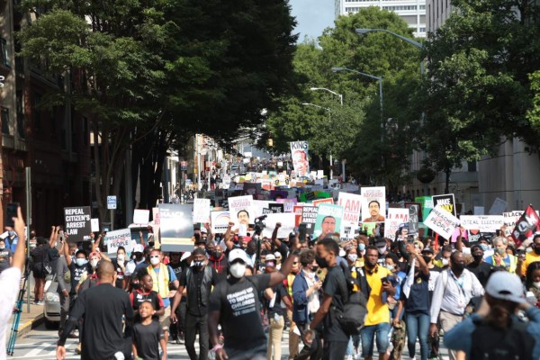 'Hartos de que nos maten': marchan en Atlanta contra el racismo en EEUU (FOTOS)  