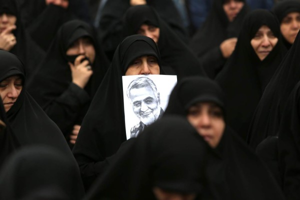 Dolor y sed de venganza en multitudinaria despedida al general Qasim Soleimani en Irak