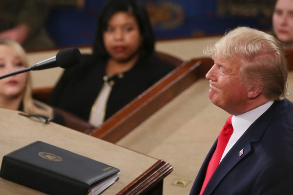 Arrogancia y poca cortesía: Las imágenes de Trump durante discurso del Estado de la Unión