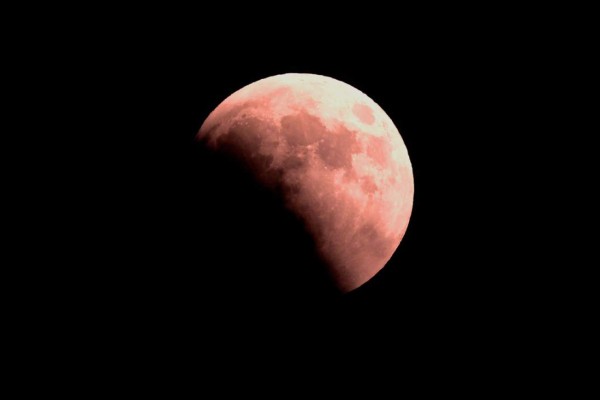 Así se ve el eclipse lunar más largo del siglo, alrededor del mundo (Fotos)