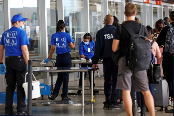 Suspensión de vuelos y aeropuertos llenos de viajeros ante alarma por coronavirus (FOTOS)