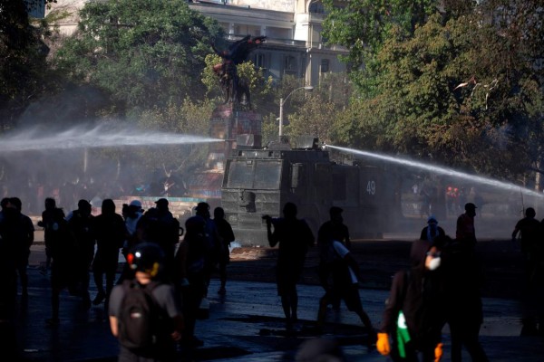 FOTOS: Ya son 29 los muertos durante disturbios y tensas protestas en Chile