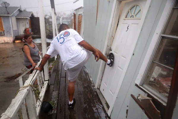 Las imágenes que dejó el primer golpe destructor del huracán Harvey en Texas