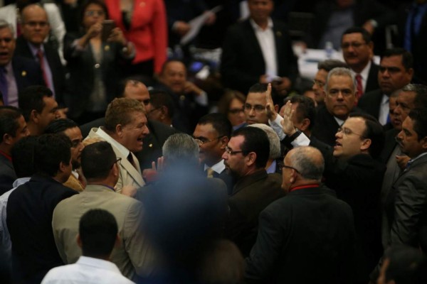 Zafarrancho en el Congreso Nacional durante conteo de votos