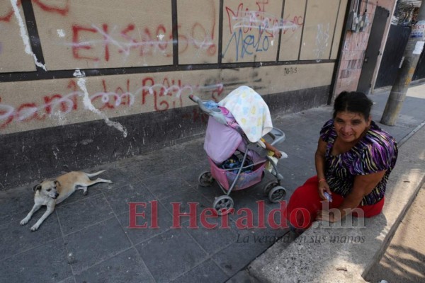 FOTOS: En la capital se resisten al encierro y salen en toque de queda