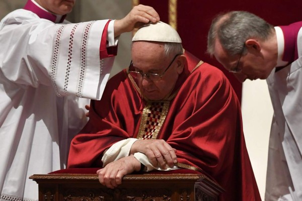 Papa Francisco conmemora la Pasión de Cristo postrado el Viernes Santo