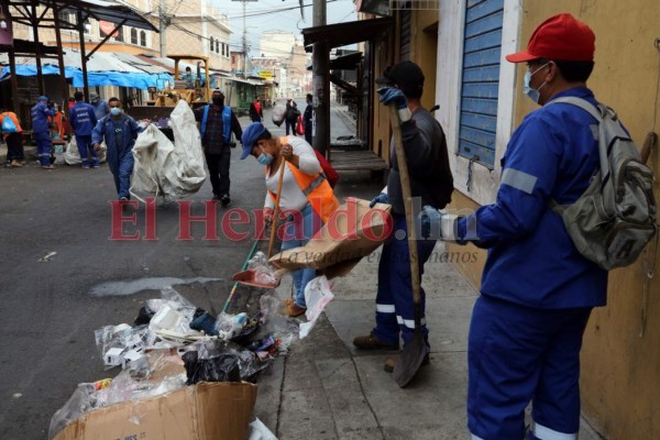 Hasta con maquinaria pesada sacaron basura de mercados capitalinos (FOTOS)