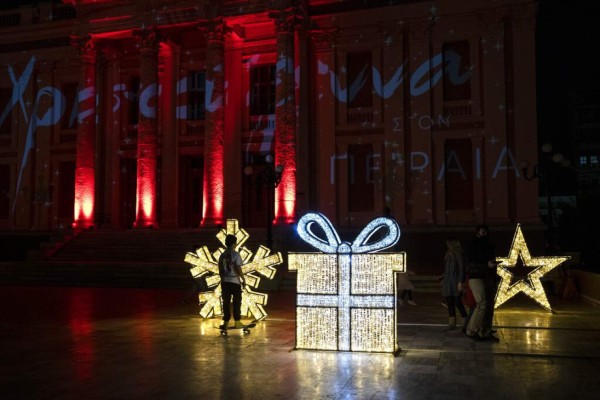 Coloridas luces tratan de darle algo de brillo a una Navidad que será muy distinta