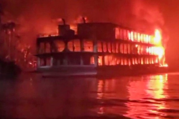 Las dolorosas imágenes tras el incendio que deja al menos 37 muertos en un ferry en Bangladés