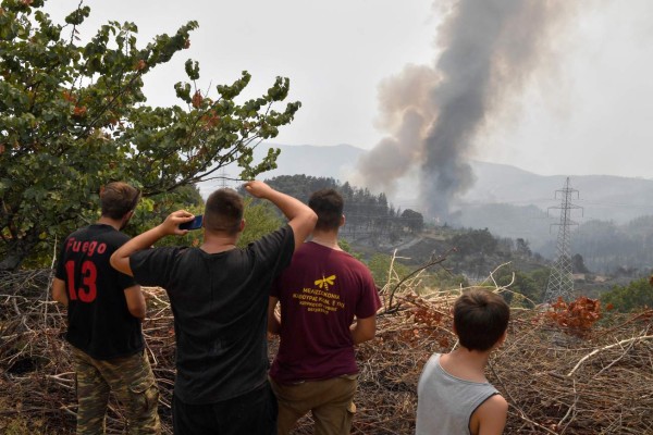 Así avanzan los incendios descomunales que devoran pueblos en Grecia