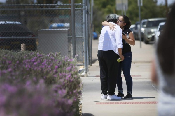 FOTOS: Desconsuelo, lágrimas y dolor entre los familiares de las víctimas de la masacre en un centro comercial de El Paso, Texas