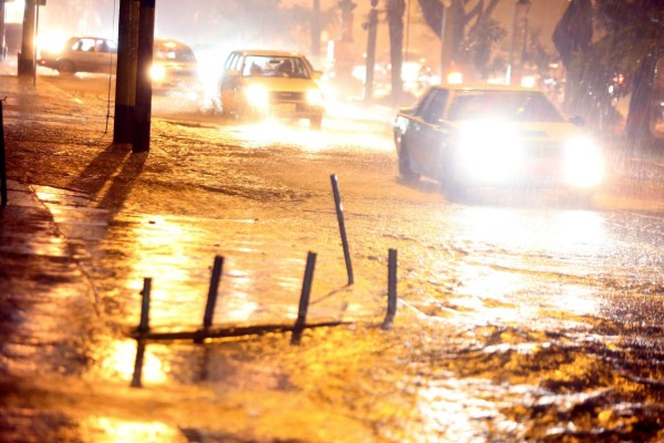 Copiosa lluvia inunda algunas calles de Tegucigalpa