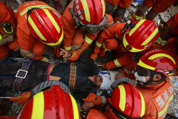 FOTOS: Ardua búsqueda de sobrevivientes de hotel colapsado en China