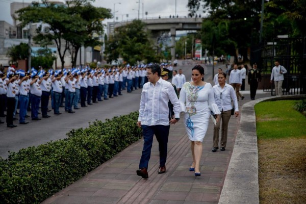 Flora y fauna, los símbolos que resalta Ana García de Hernández en los desfiles