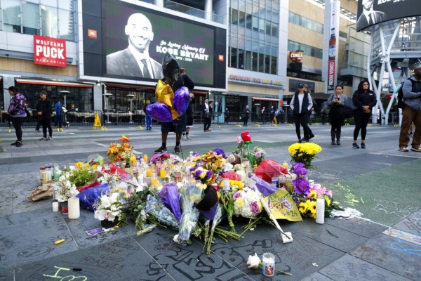 Llanto, flores y desconsuelo: fans rinden homenaje a Kobe Bryant (FOTOS)