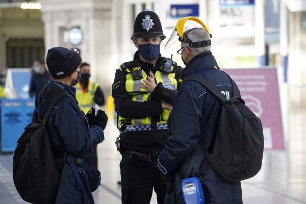 Éxodo masivo, confinamiento y miedo: el ambiente en Londres tras mutación del virus