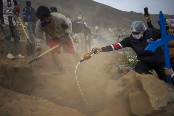 A un año de la llegada de la pandemia, un recorrido a través de las desgarradoras imágenes