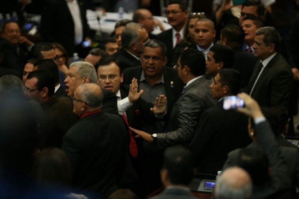 Zafarrancho en el Congreso Nacional durante conteo de votos