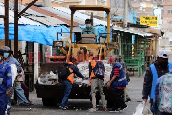 Hasta con maquinaria pesada sacaron basura de mercados capitalinos (FOTOS)